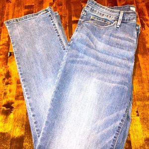 Levi’s Signature Gold Totally Shaping Straight Leg Jeans